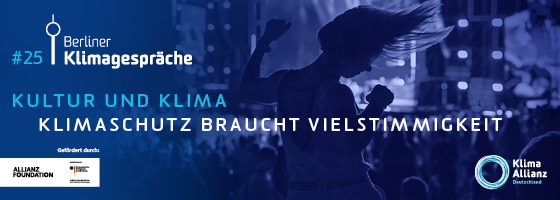 Junge Frau bei Konzert