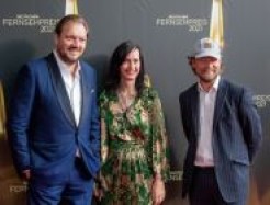 Lars Jessen, Carolin Haasis und Charly Hübner beim Deutschen Fernsehpreis 2021