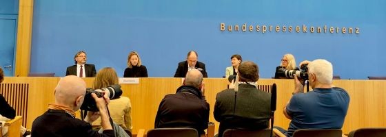 Foto: Vertreter*innen des Bündnisses stellen den Appell in der Bundespressekonferenz vor.