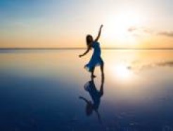 Tanzende Person im Meer