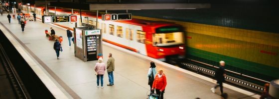 Zug fährt in Bahnhof ein