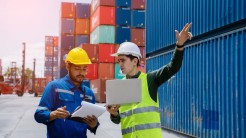 Arbeiter im Containerhafen