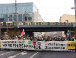 Klimastreik am 1.3., auf dem Banner steht "Nächster Halt: Verkehrswende"