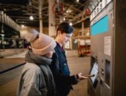Zwei Menschen am Ticketautomat