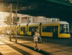 Tram unter einer Brücke bei Sonnenuntergang