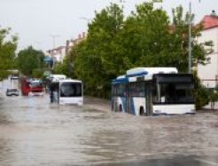 Busse und Feuerwehr auf überfluteter Straße