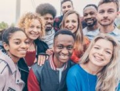 Gruppe lachender Menschen