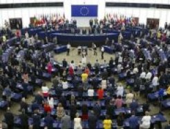 gefüllter Sitzungssaal im Europäischen Parlament