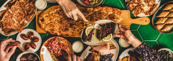 Gedeckter Tisch und viele Hände