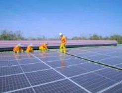 Menschen installieren Solarpanele