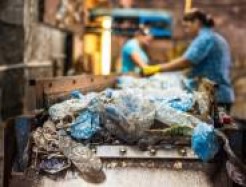 Plastikmüll wird sortiert 