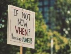 Protestschild: "If not now, when? There is no Planet B"