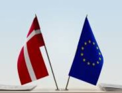 Flagge der EU und Dänemark
