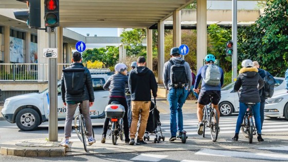 Fahrradfahrer von hinten an einem Fußgängerüberweg