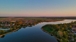 Dorf am Fluss von oben