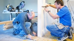 Handwerker bei Renovierungsarbeiten